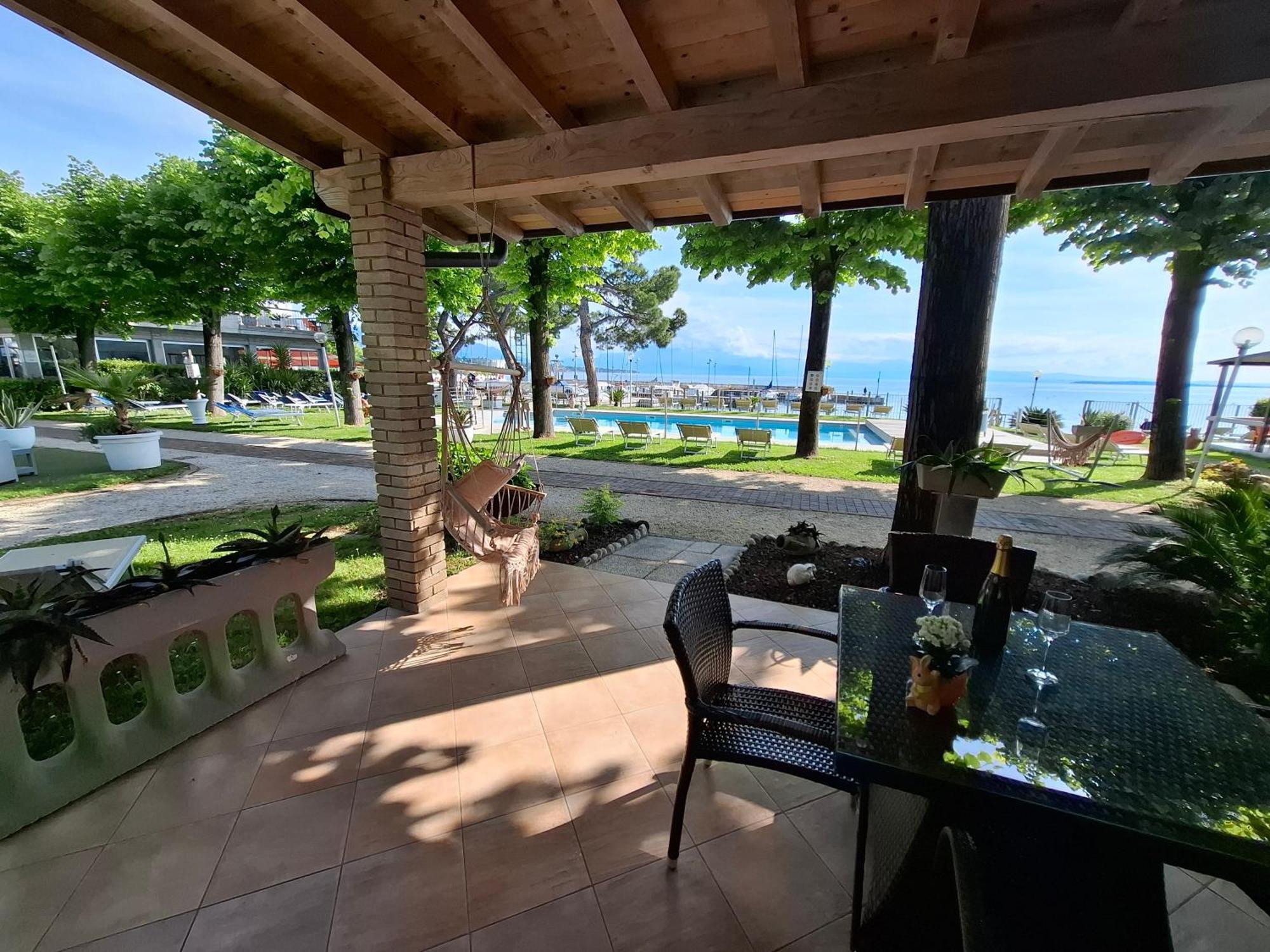 Villaggio Turistico Dei Tigli Padenghe sul Garda Oda fotoğraf